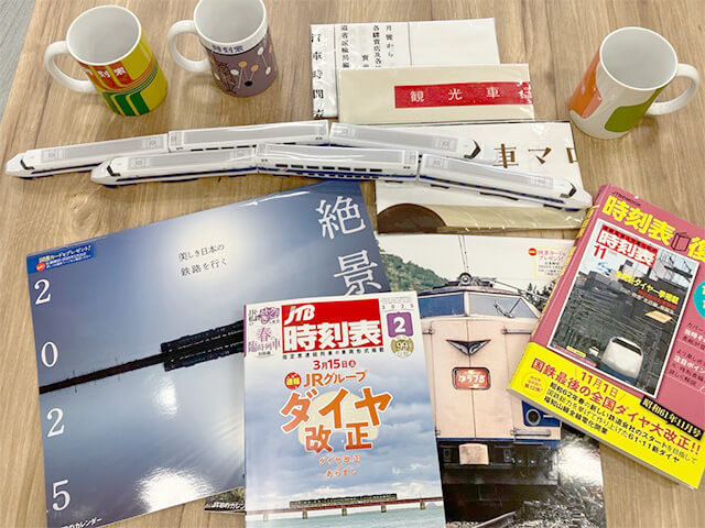 時刻表や鉄道カレンダーのほかオリジナルグッズの製作も！